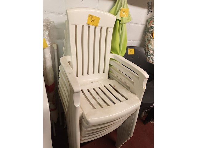 Lot 37 - pvc witte tuinstoel. 6 stuks - afbeelding 1 van  4