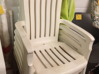 Lot 37 - pvc witte tuinstoel. 6 stuks - afbeelding 1 van  4
