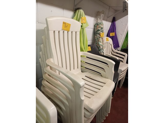Lot 37 - pvc witte tuinstoel. 6 stuks - afbeelding 2 van  4