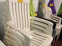 Lot 37 - pvc witte tuinstoel. 6 stuks - afbeelding 2 van  4