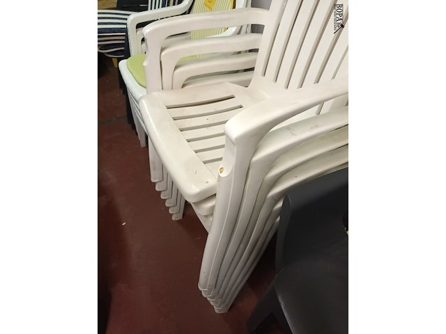 Lot 37 - pvc witte tuinstoel. 6 stuks - afbeelding 4 van  4