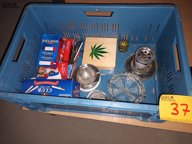 Lot 37 - rook accessoires - afbeelding 1 van  5