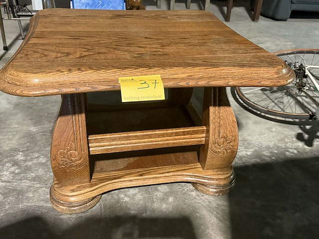 Lot 37 - rustieke eikenhouten salontafel - afbeelding 1 van  3