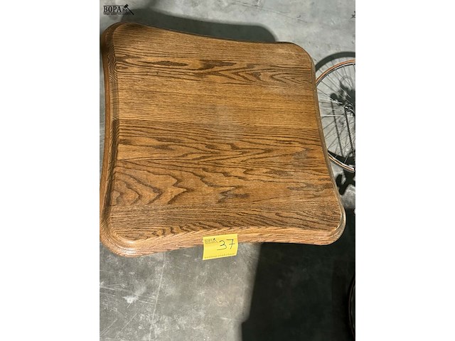 Lot 37 - rustieke eikenhouten salontafel - afbeelding 2 van  3