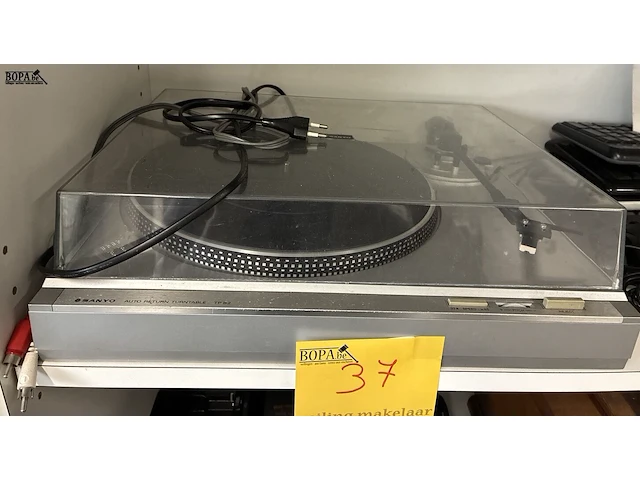 Lot 37 - sanyo platenspeler - afbeelding 1 van  4