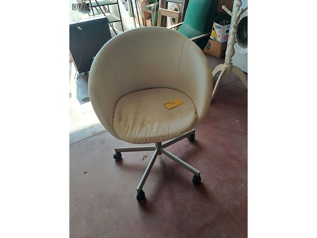 Lot 37 - scaninavische witte bureaustoel draaifunctie en wieltjes - afbeelding 1 van  2