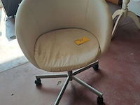 Lot 37 - scaninavische witte bureaustoel draaifunctie en wieltjes - afbeelding 1 van  2