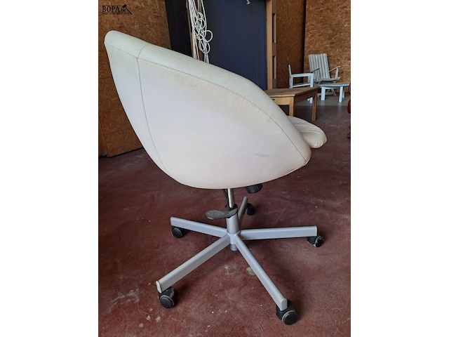 Lot 37 - scaninavische witte bureaustoel draaifunctie en wieltjes - afbeelding 2 van  2