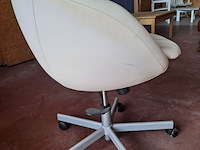 Lot 37 - scaninavische witte bureaustoel draaifunctie en wieltjes - afbeelding 2 van  2