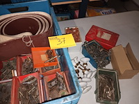 Lot 37 - schuurpapier en deur/kastbeslag - afbeelding 1 van  7