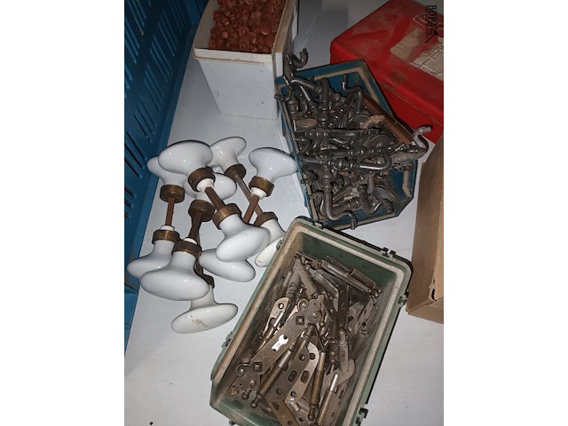 Lot 37 - schuurpapier en deur/kastbeslag - afbeelding 2 van  7