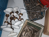 Lot 37 - schuurpapier en deur/kastbeslag - afbeelding 2 van  7