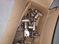 Lot 37 - schuurpapier en deur/kastbeslag - afbeelding 3 van  7