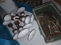 Lot 37 - schuurpapier en deur/kastbeslag - afbeelding 5 van  7