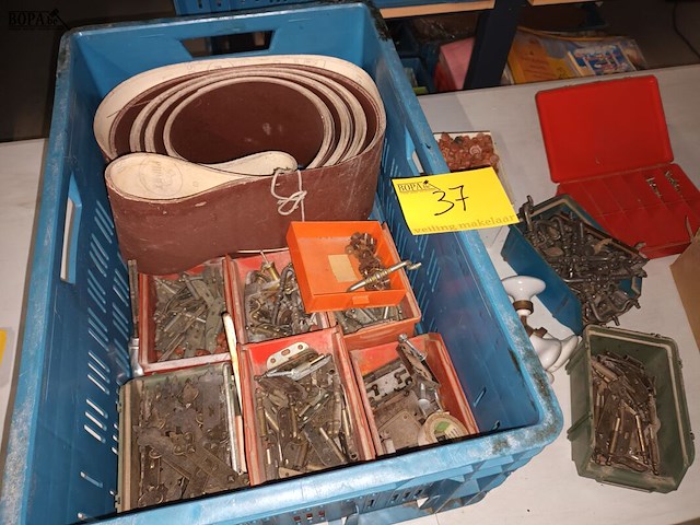 Lot 37 - schuurpapier en deur/kastbeslag - afbeelding 6 van  7