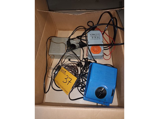 Lot 37 - transformators voor treinsets. 3 stuks - afbeelding 1 van  4