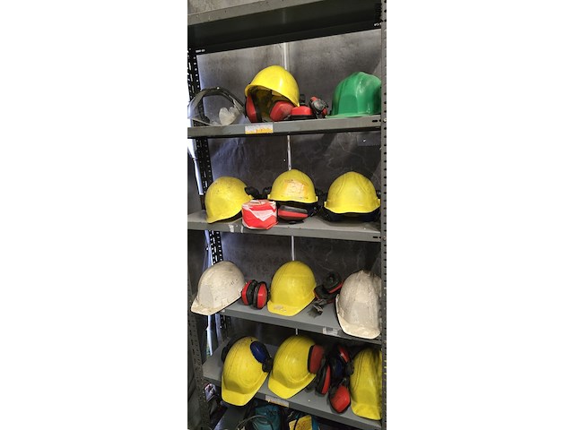 Lot 37 - veiligheidshelmen en oorbeschermers ong 11 stuks - afbeelding 1 van  5