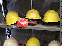 Lot 37 - veiligheidshelmen en oorbeschermers ong 11 stuks - afbeelding 1 van  5