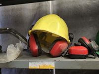 Lot 37 - veiligheidshelmen en oorbeschermers ong 11 stuks - afbeelding 2 van  5
