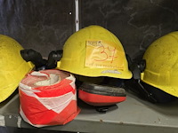 Lot 37 - veiligheidshelmen en oorbeschermers ong 11 stuks - afbeelding 3 van  5
