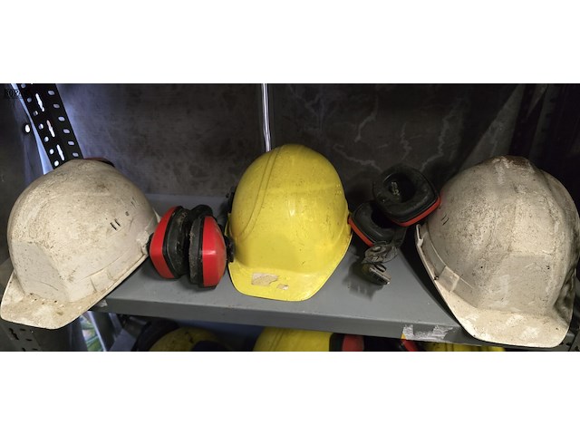 Lot 37 - veiligheidshelmen en oorbeschermers ong 11 stuks - afbeelding 4 van  5