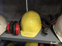 Lot 37 - veiligheidshelmen en oorbeschermers ong 11 stuks - afbeelding 4 van  5