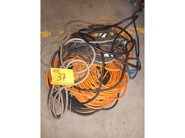 Lot 37 - verlengkabels. 4 stuks - afbeelding 1 van  3
