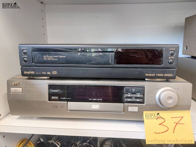 Lot 37 - videorecorder sanyo en cd/dvd-speler jvc - afbeelding 1 van  6