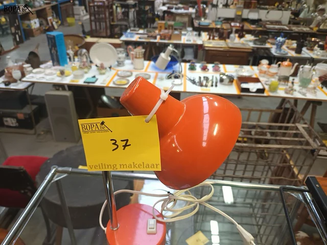 Lot 37 - vintage oranje lamp - afbeelding 4 van  5
