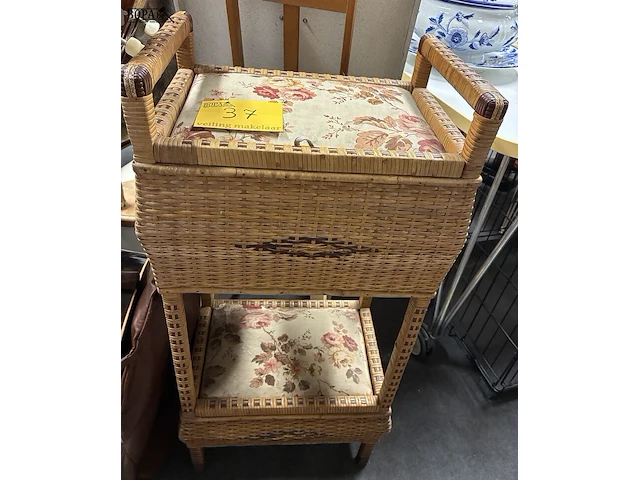 Lot 37 - vintage rotan en rieten naaimeubel - 1960/1975 - afbeelding 1 van  3