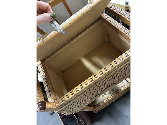Lot 37 - vintage rotan en rieten naaimeubel - 1960/1975 - afbeelding 2 van  3