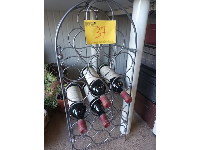 Lot 37 - wijnrek met oude wijnen. 5 stuks - afbeelding 1 van  3