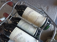 Lot 37 - wijnrek met oude wijnen. 5 stuks - afbeelding 2 van  3