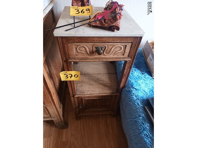 Lot 370 - art nouveau nachtkastje - afbeelding 1 van  4