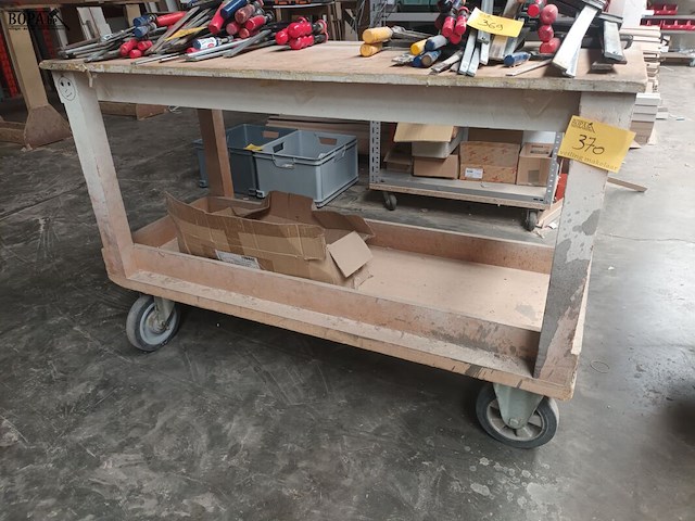 Lot 370 - houten werkbank op wielen - afbeelding 1 van  2