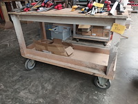 Lot 370 - houten werkbank op wielen - afbeelding 1 van  2