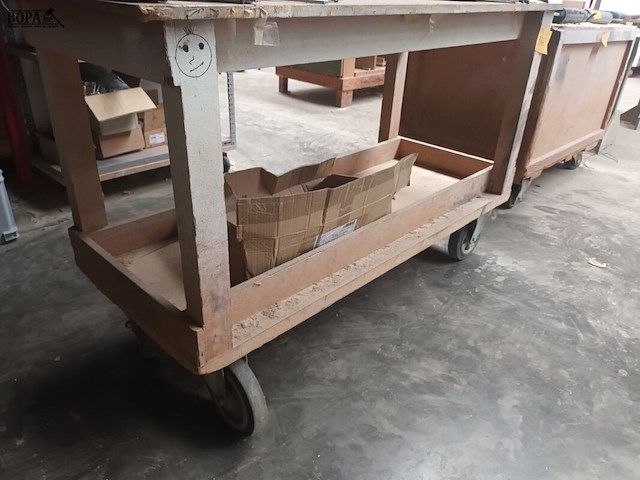 Lot 370 - houten werkbank op wielen - afbeelding 2 van  2