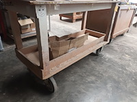 Lot 370 - houten werkbank op wielen - afbeelding 2 van  2
