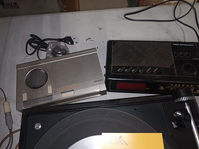 Lot 370 - platenspeler en radio’s. 3 stuks - afbeelding 3 van  4