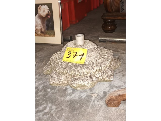 Lot 371 - betonnen parasolvoet - afbeelding 1 van  2