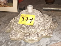 Lot 371 - betonnen parasolvoet - afbeelding 1 van  2