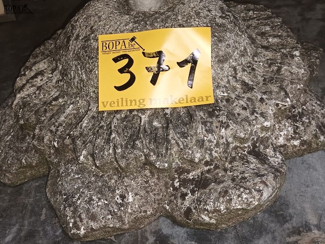 Lot 371 - betonnen parasolvoet - afbeelding 2 van  2