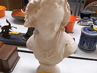 Lot 371 - buste jonge vrouw in ivorine - afbeelding 1 van  6