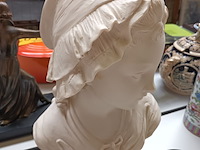 Lot 371 - buste jonge vrouw in ivorine - afbeelding 2 van  6