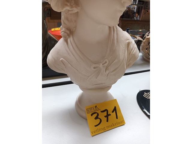 Lot 371 - buste jonge vrouw in ivorine - afbeelding 3 van  6