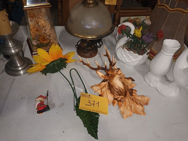 Lot 371 - decoratie en tafellamp. 8 stuks - afbeelding 1 van  5