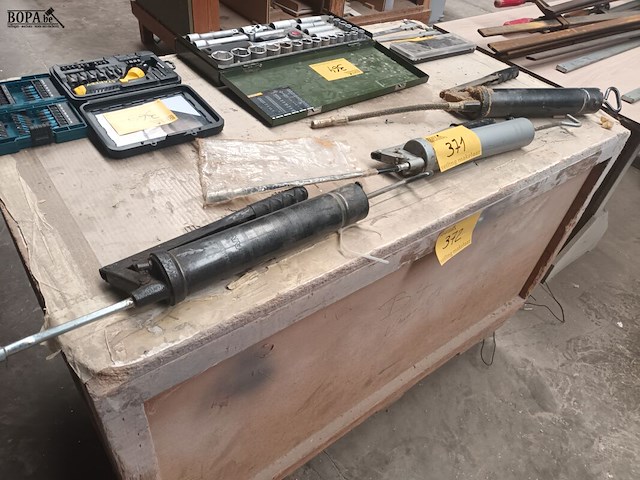 Lot 371 - vetpomp. 3 stuks - afbeelding 1 van  3