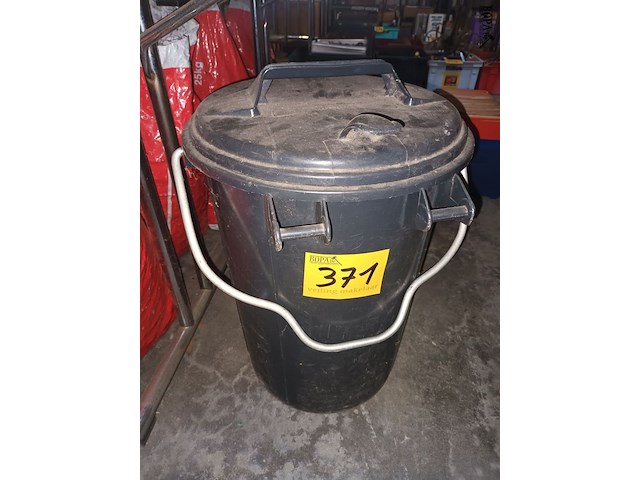 Lot 371 - zwarte vuilnisbak - afbeelding 1 van  3