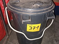Lot 371 - zwarte vuilnisbak - afbeelding 1 van  3