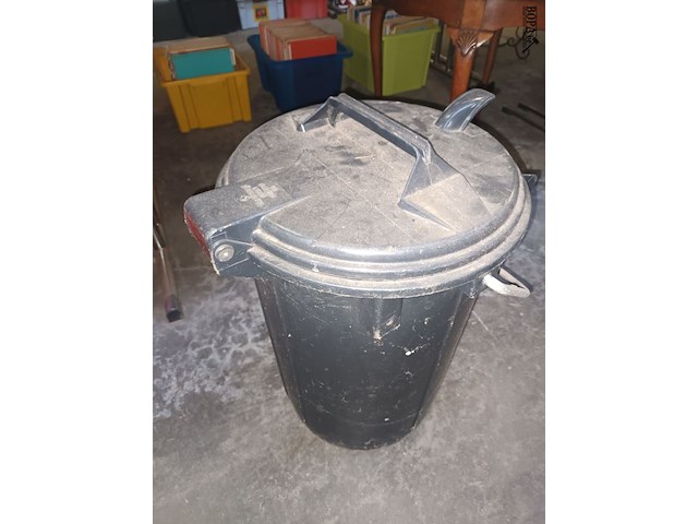 Lot 371 - zwarte vuilnisbak - afbeelding 2 van  3